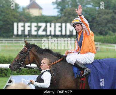 Jockey Andrasch Starke auf Pferd Danedream gewinnt Grand Prix Baden während der "Grosse Woche von Baden" (Woche der Rennen von Baden) auf der Pferderennbahn in Iffezheim, Deutschland, 2. September 2012. Foto: ULI DECK Stockfoto