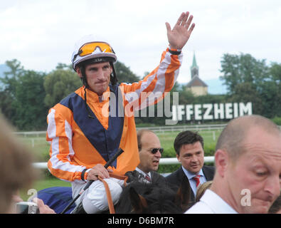 Jockey Andrasch Starke auf Pferd Danedream gewinnt Grand Prix Baden während der "Grosse Woche von Baden" (Woche der Rennen von Baden) auf der Pferderennbahn in Iffezheim, Deutschland, 2. September 2012. Foto: ULI DECK Stockfoto