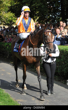 Danedream Rennpferd mit Jockey Andrasch Starke vor der badischen Grand Prix während der "Grosse Woche von Baden" (Woche der Rennen von Baden) auf der Pferderennbahn in Iffezheim, Deutschland, 2. September 2012 präsentiert. Sie fuhr fort, um das Rennen zu gewinnen. Foto: ULI DECK Stockfoto