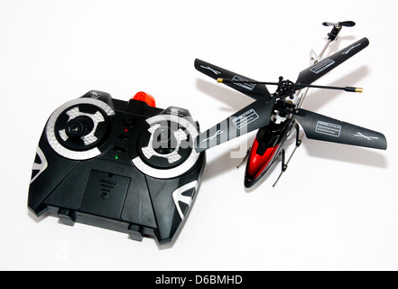 Kleine 3 drei-Kanal-Fernbedienung Modellhubschrauber mit Fernbedienung Stockfoto