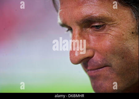 Stuttgarts Trainer Bruno Labbadia ist der deutschen Fußball-Bundesliga-Fußballspiel zwischen FC Bayern München und VfB Stuttgart in der Allianz Arena in München, Deutschland, 2. September 2012 gesehen. Das Spiel endete 6: 1. Foto: Victoria Bonn-Meuser Stockfoto