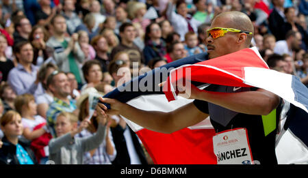 Hürdenläufer Felix Sanchez der Dominikanischen Republik hält eine Fahne, während die Männer 400 m Hürdenlauf bei der Leichtathletik-Welt Herausforderung ISTAF im Olympiastadion in Berlin, Deutschland, 2. September 2012. Foto: SVEN HOPPE Stockfoto