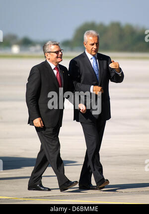 Deutscher Präsident Joachim Gauck (L) und der sächsische Ministerpräsident Stanislaw Tillich gehen in eine Halle der Elbe Flugzeug EADS EFW befindet sich am Flughafen in Dresden, Deutschland, 3. September 2012 arbeitet. Das deutsche Staatsoberhaupt und rund 200 Diplomaten besuchen Sie Sachsen während der jährlichen Informationen und Tour durch Deutschland für ein besseres Verständnis zu begegnen. Foto: Arno Burgi Stockfoto