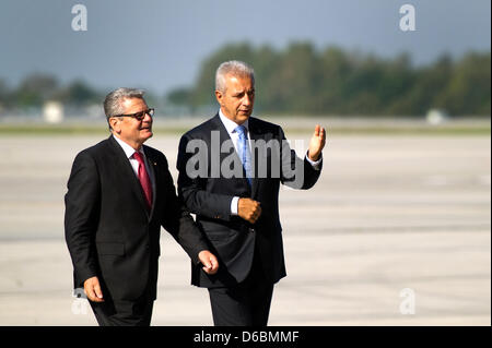 Deutscher Präsident Joachim Gauck (L) und der sächsische Ministerpräsident Stanislaw Tillich gehen in eine Halle der Elbe Flugzeug EADS EFW befindet sich am Flughafen in Dresden, Deutschland, 3. September 2012 arbeitet. Das deutsche Staatsoberhaupt und rund 200 Diplomaten besuchen Sie Sachsen während der jährlichen Informationen und Tour durch Deutschland für ein besseres Verständnis zu begegnen. Foto: Arno Burgi Stockfoto