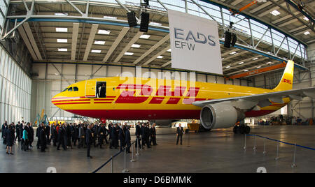 Bundespräsident Joachim Gauck (3-R) und der sächsische Ministerpräsident Stanislaw Tillich (2-R) Besuch arbeitet das Elbe Flugzeug EADS EFW, befindet sich am Flughafen in Dresden, Deutschland, 3. September 2012. Das deutsche Staatsoberhaupt und rund 200 Diplomaten besuchen Sie Sachsen während der jährlichen Informationen und Tour durch Deutschland für ein besseres Verständnis zu begegnen. Foto: Arno Burgi Stockfoto