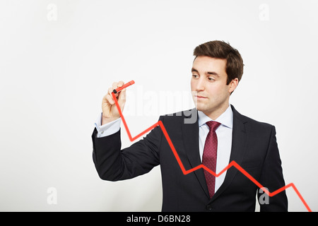 Geschäftsmann Zeichnung Graph in Luft Stockfoto