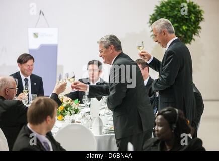 German President Joachim Gauck (C) und Saxon Minister-President Stanislaw Tillich (R) sind Toasten Gäste von einem Luncheon im Albertinum in Dresden Deutschland, 3. September 2012. Der deutsche Bundespräsident ist auf einer Reise mit 200 Diplomaten Vertretern internationaler Organisationen bereichern ihr Bild von Deutschland zu informieren und neue Begegnungen. Foto: Oliver Killig Stockfoto