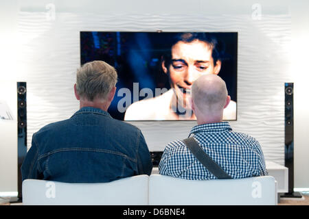 Ein OLED-Fernseher von koreanischen Elektronikkonzern Samsung ist auf dem Display an Unterhaltungselektronik und Haushaltsgeräte Messe IFA (Internationale Funkausstellung Berlin, aka "Berlin Radio Show") in Berlin, Deutschland, 1. September 2012. Foto: Robert Schlesinger Stockfoto