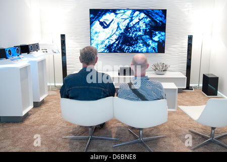 Ein OLED-Fernseher von koreanischen Elektronikkonzern Samsung ist auf dem Display an Unterhaltungselektronik und Haushaltsgeräte Messe IFA (Internationale Funkausstellung Berlin, aka "Berlin Radio Show") in Berlin, Deutschland, 1. September 2012. Foto: Robert Schlesinger Stockfoto