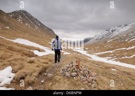 Walker auf den Lairig Gartain pass im Winter, Glencoe, Schottisches Hochland Stockfoto