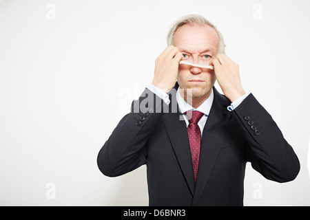 Geschäftsmann ziehen auf Maske Stockfoto