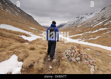 Walker auf den Lairig Gartain pass in Glencoe, Schottisches Hochland, Schottland Stockfoto