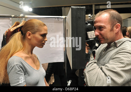 Modell London Fashion Woche h/w 2011 - Issa London - Backstage London, England - 19.02.11 Stockfoto