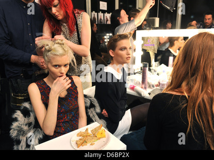 Modell London Fashion Woche h/w 2011 - Issa London - Backstage London, England - 19.02.11 Stockfoto