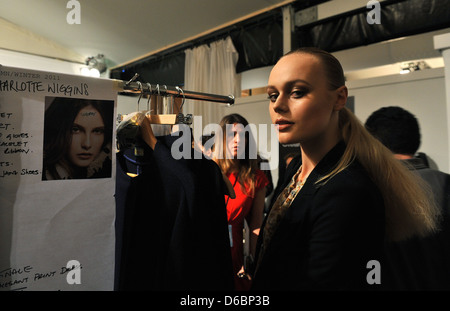 Modell London Fashion Woche h/w 2011 - Issa London - Backstage London, England - 19.02.11 Stockfoto