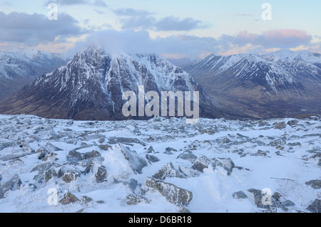 Blick in Richtung Buachaille Etive Mor und Buachaille Etive Beag vom Gipfel des Beinn ein ' Chrulaiste Stockfoto