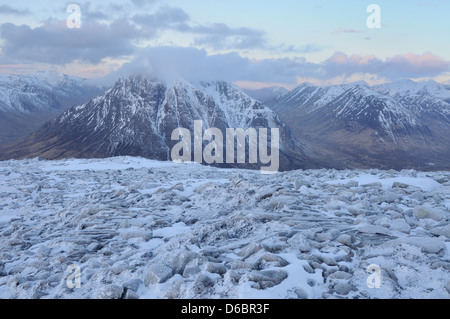 Blick in Richtung Buachaille Etive Mor und Buachaille Etive Beag vom Gipfel des Beinn ein ' Chrulaiste Stockfoto