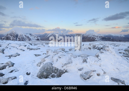 Gefrorene trigonometrischen Punkt auf dem Gipfel des Beinn ein "Chrulaiste in der Dämmerung im Winter in Glencoe, Schottisches Hochland Stockfoto