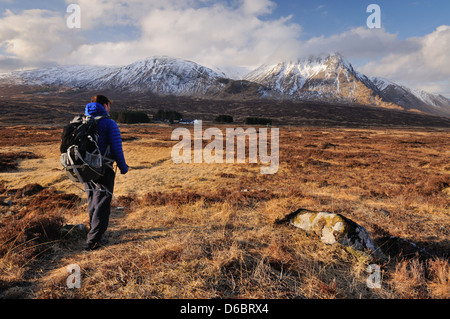 Walker, nähert sich das Kingshouse Hotel in Glencoe, Schottisches Hochland, mit Meall ein "Bhuiridh und Creise im Hintergrund Stockfoto