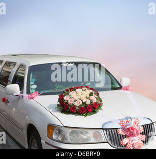 Hochzeitsauto mit Blumen geschmückt Stockfoto