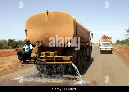 Ein Wasser-Tanker Gewässern die Straße um zu versuchen, Mombasa Highway den Staub auf den Niarobi reduzieren. Kenia, Afrika. Stockfoto