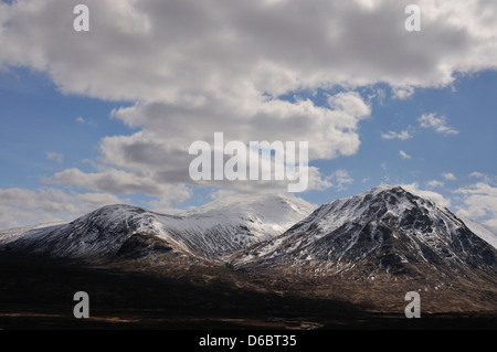 Ansicht von Schnee bedeckten Creise und Meall ein "Bhuiridh, Glencoe, Schottisches Hochland, Schottland, Stockfoto