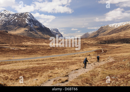 Hochland Westweg-Wanderer auf die alte Militärstraße, Glencoe, mit Buachaille Etive Beag im Hintergrund Stockfoto