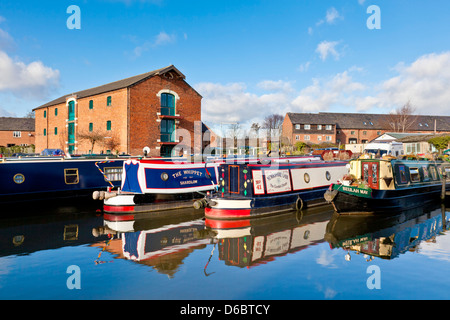 Kanalboote Shardlow – Schmalboote auf dem Trent- und Mersey-Kanal Shardlow Derbyshire England GB Europa Stockfoto