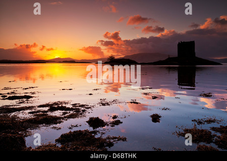 Silhouette Sunset Castle Stalker Loch Laich Loch Linnhe Port Appin Keep Loch Laich Inlet Loch Linnhe, Argyll and Bute Scotland scottish Highlands UK GB Stockfoto