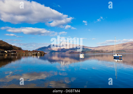 Malerische ruhige Loch Lomond mit Segelbooten Luss Jetty Luss Argyll und Bute Schottland Großbritannien Großbritannien GB EU Europa Stockfoto