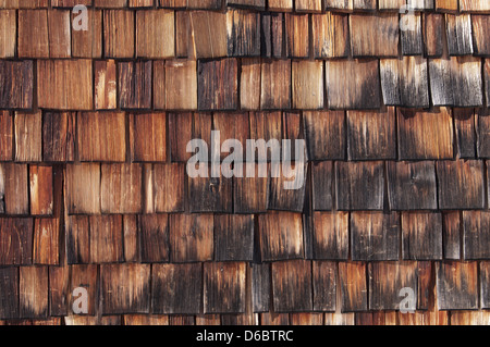 Textur - Holzschindeln sind konische Holzstücke in erster Linie zur Deckung Dächer und Wände von Gebäuden, Bayern, Deutschland. Stockfoto