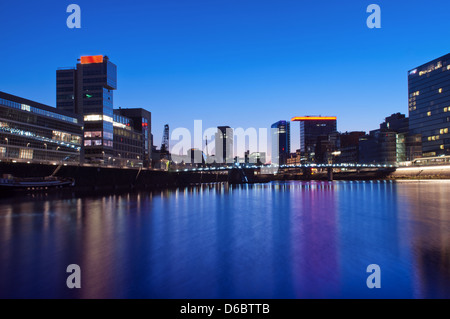 Abend-Blick auf den Medienhafen in Düsseldorf. Stockfoto