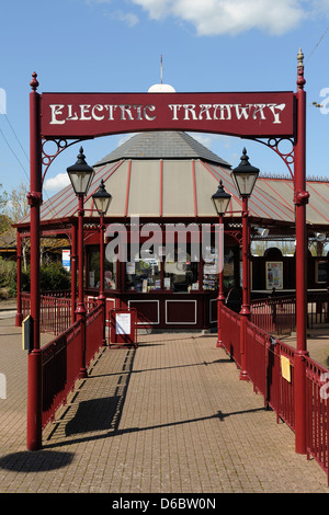 Eintritt in die elektrische Straßenbahn bei Seaton, East Devon, UK. Stockfoto