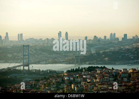 Ägypten, Istanbul, Büyük Camlica, Parkanlage Auf Einem Hügel Mit Blick Über die 1. Bosporus-Brücke Auf die Stadt. Stockfoto