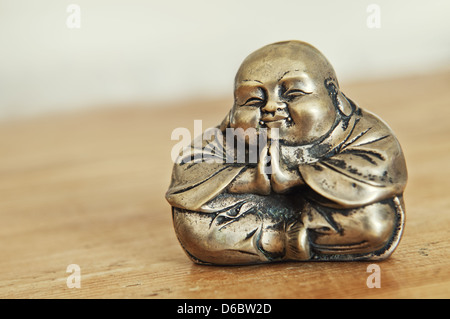 Alte antike Buddha im Thai-Stil aus Bronze, getönt Bild. Stockfoto