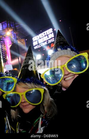 Junge Frauen Mit Riesenbrillen Feiern bin Samstag (31.12.2011) in Berlin Den Jahreswechsel. Bei der Open Air Silvesterparty machen der Straße des 17. Juni Erwarteten die Veranstalter Rund Eine Million Menschen Zum Jahreswechsel. Foto: Maurizio Gambarini Dpa/Lbn +++(c) Dpa - Bildfunk +++ Stockfoto