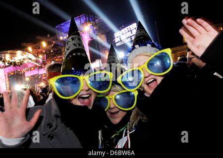 Junge Frauen Mit Riesenbrillen Feiern bin Samstag (31.12.2011) in Berlin Den Jahreswechsel. Bei der Open Air Silvesterparty machen der Straße des 17. Juni Erwarteten die Veranstalter Rund Eine Million Menschen Zum Jahreswechsel. Foto: Maurizio Gambarini dpa Stockfoto