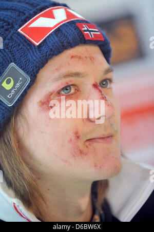 Norwegischer Skispringer Tom Hilde ist auf einer Pressekonferenz in Garmisch-Partenkirchen, Deutschland, 1. Januar 2012. Hilde stürzte hart während der Eröffnung Springprüfung der 60. Vierschanzentournee in Obertsdorf und einen Lendenwirbel brach. Foto: ANDREAS GEBERT Stockfoto