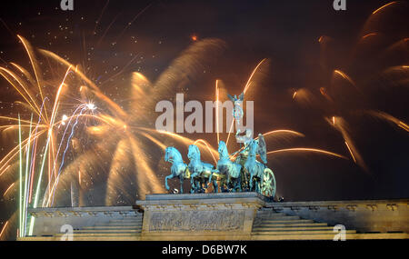 Ein brillantes Feuerwerk ist am Silvester am Brandenburger Tor in Berlin, Deutschland, 1. Januar 2011 statt. Organisatoren erwarten rund 1 Million Menschen besuchen die Eve open-air Silvesterparty 17. Juni Straße (Straße des 17. Juni). Foto: Britta Pedersen Stockfoto