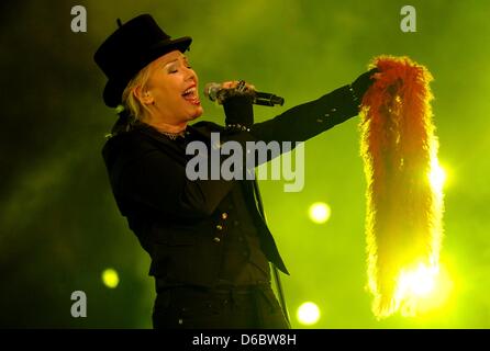 Kim Wilde führt während der Open-Air-Silvester-Party am Brandenburger Tor in Berlin, Deutschland, 31. Dezember 2011. Organisatoren erwarten rund 1 Million Menschen besuchen die Eve open-air Silvesterparty 17. Juni Straße (Straße des 17. Juni). Foto: Maurizio Gambarini Stockfoto