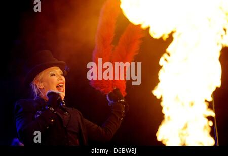 Kim Wilde führt während der Open-Air-Silvester-Party am Brandenburger Tor in Berlin, Deutschland, 31. Dezember 2011. Organisatoren erwarten rund 1 Million Menschen besuchen die Eve open-air Silvesterparty 17. Juni Straße (Straße des 17. Juni). Foto: Maurizio Gambarini Stockfoto