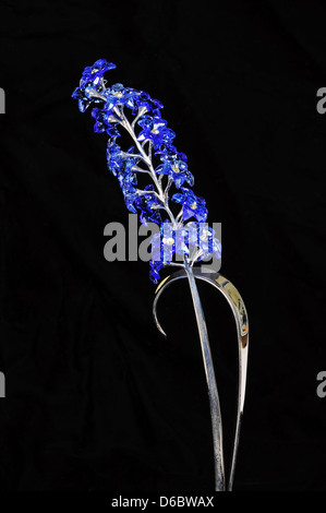 Crystal Iris Blume vor einem schwarzen Hintergrund. Stockfoto