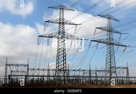 Datei - eine Archiv Bild datiert 29. März 2011 zeigt Stromleitungen vor das Umspannwerk Güstrow, Deutschland, 29. März 2011. Im Jahr 2012 hat die Bundesnetzagentur den Ausbau des Stromnetzes voranzutreiben. Nach Einschätzung von Experten fehlen einige 4.000 km Linien. Foto: Bernd Wuestneck Stockfoto