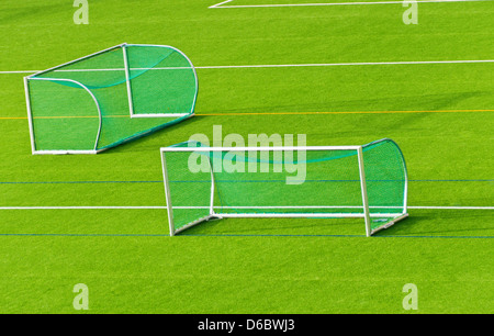 Fußballtore auf Fußballplatz Stockfoto