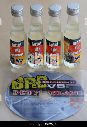 Datei - eine Archiv Bild datiert 13. August 2009 Shiws kleine Flaschen gefüllt mit Schnaps und CDs liegen auf einem Tisch als Werbemittel im Rahmen einer Pressekonferenz im Landtag in Dresden, Deutschland.   Rechtsextremisten steigern systematisch ihre Werbekampagnen in Deutschland mit einem besonderen Fokus auf junge Menschen. Aber die Verteidigung des Staates zeigt deutliche weakn Stockfoto