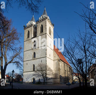 Die zweitürmige Sankt Johannis Doppelkirche sieht in Bad Salzelmen in Schoenebeck, Deutschland, 31. Dezember 2011. Foto: Jens Wolf Stockfoto