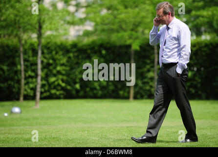 Ein Bild datiert 10. Juni 2010 zeigt die - auf Zeit - der Ministerpräsident Niedersachsen und aktuelle Bundespräsident Christian Wulff in Berlin am Telefon. Nach den laufenden Diskussionen über seinem Haus Kauf Kredit kommt Bundespräsident Christian Wulff nun unter Druck wegen möglicher Bedrohungen auf investigative Journalisten. Wulff hat persönlich angerufen, die Bild-Zeitung vor Stockfoto