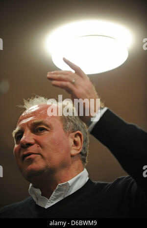 (Dpa Datei) - eine Archiv Bild, datiert 29. November 2009, zeigt die ehemaligen Manager und neuer Präsident des Fußball-Bundesligisten FC Bayern München in München. Hoeneß feiert am Donnerstag, 5. Januar 2012 seinen 60. Geburtstag. Foto: Peter Steffen Stockfoto