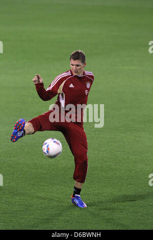 Bastian Schweinsteiger die Bayern läuft mit dem Ball während der ersten Trainingseinheit des Fußball-Bundesligisten FC Bayern München in Doha, Katar, 2. Januar 2012. München bereitet sich für das zweite Halbjahr 2011/2012-Bundesliga-Saison in Katar vom 2 Januar bis 9. Januar 2012. Foto: Karl-Josef Hildenbrand Stockfoto