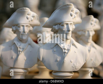 (Dpa Datei) - eine Archiv Bild, datiert 19. Juli 2006, zeigt Reihen von Büsten, die Darstellung der berühmten preußischen König Frederick das große, auf dem Display an das Künstleratelier von Thomas Seyfarth in Caputh, Potsdam, Germany.This Jahr sieht die Feier des 300. Jahrestages des berühmten Preußenkönigs, geboren am 24. Januar 1712, mit zahlreichen Veranstaltungen während der Festlichkeiten. Stockfoto